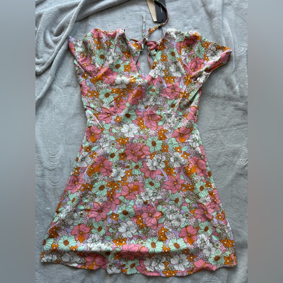 Vero Moda Dresses & Skirts - Vero Moda Flower print Mini V-Neck Dress. Size: M